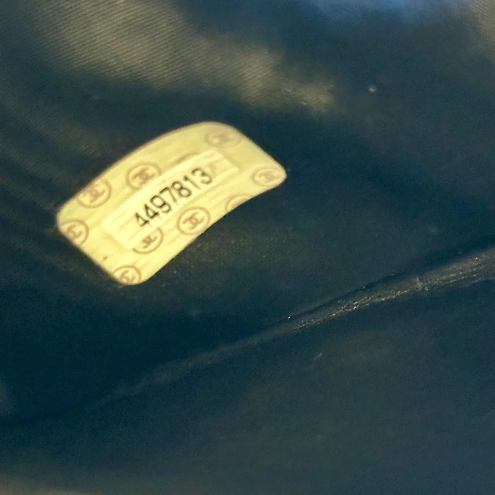 Chanel Black Wallet The Caviar Skin 4x4 Compact bifold wallet in good condition. - Picture 8 of 13